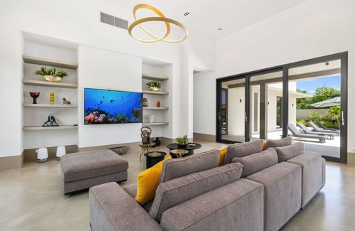 Oranjestad Villa | New Designer Villa ~ King Beds ~ Pool ~ Near Beach