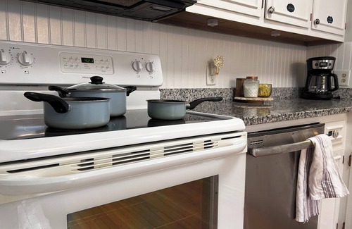 Burlington House | New! Downtown Burlington Bungalow, close to Elon!