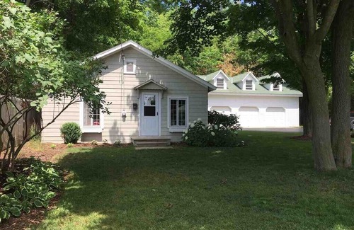 Harbor Springs House | New downtown Harbor Springs large groups, wedding parties, famiyl gatherings,