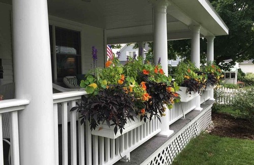 Harbor Springs House | New downtown Harbor Springs large groups, wedding parties, famiyl gatherings,