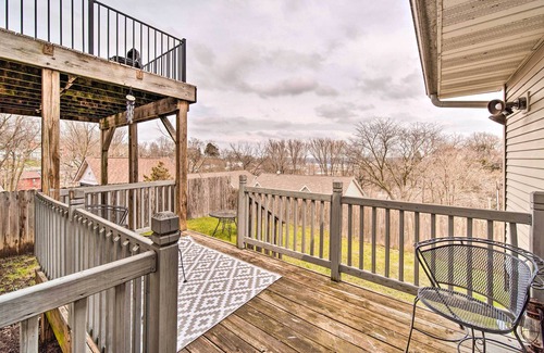 Dubuque Apartment | NEW! Dubuque Apartment w/ Deck < 1 Mi to Downtown!
