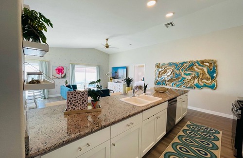 Palm Springs House | -NEW-Eclectic house Palm Springs-San Jacinto Mtn views, saltwater pool- sleeps 8