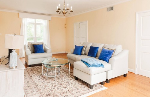 Charlottesville House | NEW - Entire Home/Gorgeous Sunroom off Rugby Road - Walk to UVA and JPJ Arena!