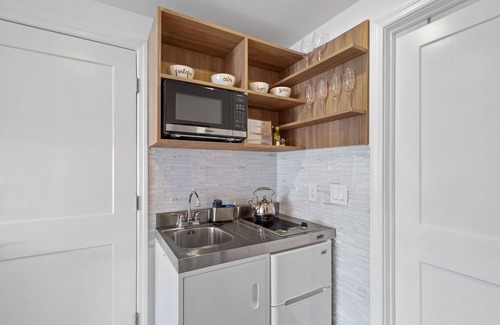 Rancho Condo | New-Executive Cozy 1 Bedroom with Balcony