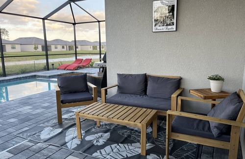 Gateway House | New executive home 4 bed & 3 bath with private pool in gated community. n