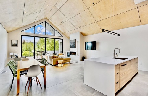 Whitefish House | New, Executive Luxurious Townhome, Downtown Whitefish, Amazing Views, Sleeps 8!