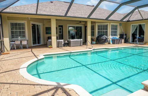 Merritt Island House | ⛵️New! Fair Winds, large Island home, heated pool, 4 bedrooms, 5 beds, 2.5 bath 🏝️