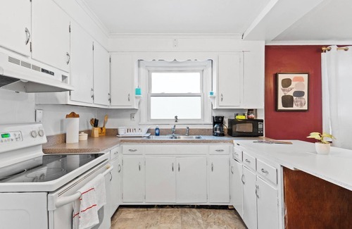 Scranton House | NEW! " Fall Season " open space concept & cozy 2 bed ranch - min from downtown