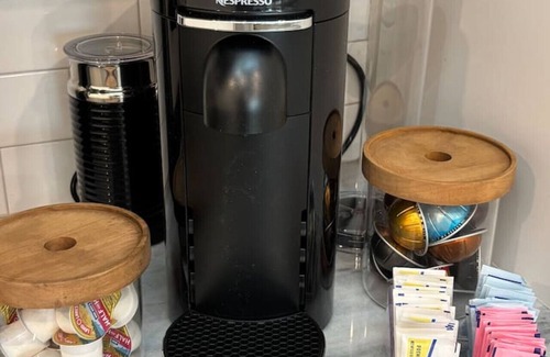 Milton House | NEW Festival House KING Bed Luxe Amenities 70" TV