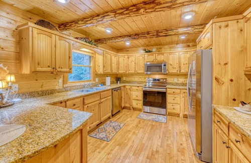 Cashes Valley Cabin | New Fire Pit! 3 King Suites, Creek, 15 mins 2 BR