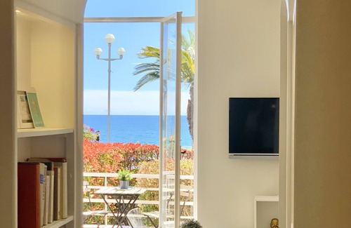 Les Baumettes Apartment | New flat with sea view & garden on the Promenade