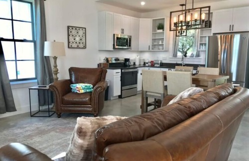 Fredericksburg Cottage | New Fredericksburg Lodge w/Pool/hot tub 1/2 mile from Luckenbach/5 min-wineries