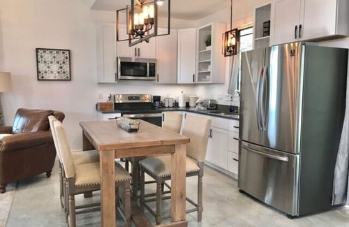 Fredericksburg Cottage | New Fredericksburg Lodge w/Pool/hot tub 1/2 mile from Luckenbach/5 min-wineries