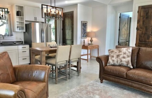 Fredericksburg Cottage | New Fredericksburg Lodge w/Pool/hot tub 1/2 mile from Luckenbach/5 min-wineries