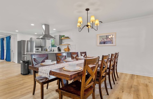 Dean Highland House | NEW! Game Day+ Group Trip + Cowboy Pool + 2 Kings + Sleeps 12