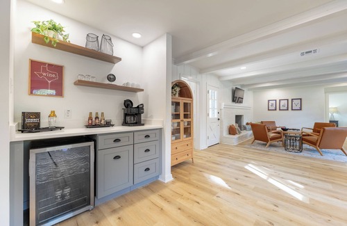 Dean Highland House | NEW! Game Day+ Group Trip + Cowboy Pool + 2 Kings + Sleeps 12