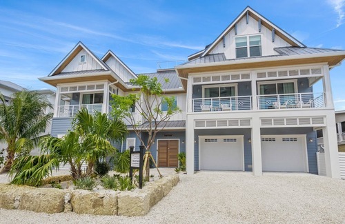 Siesta Key House | New-Golf Sim,Rock Wall,Shuffleboard,Waterslide,Grotto,Jumping Platform,Lake View