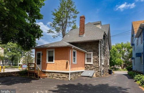 Bryn Mawr Apartment | New! Ground-level 2b2b In Bryn Mawr W Parking!