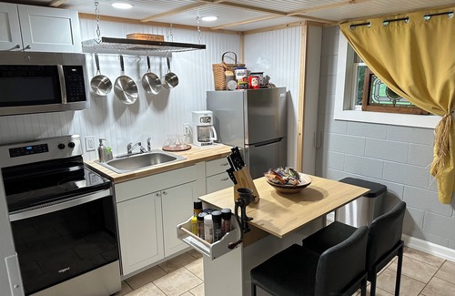 Tate House | New Guest suite located in Jasper with a mountian view and fire pit