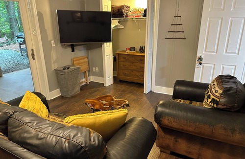 Tate House | New Guest suite located in Jasper with a mountian view and fire pit