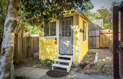 Guerneville House | NEW Gurneville Backyard Oasis + Spa + Firepit + Dog Friendly + Wi-Fi