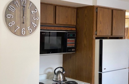 Racine House | New! Happy Days! Pro Cleaned, Self Check In - Sleeps 4