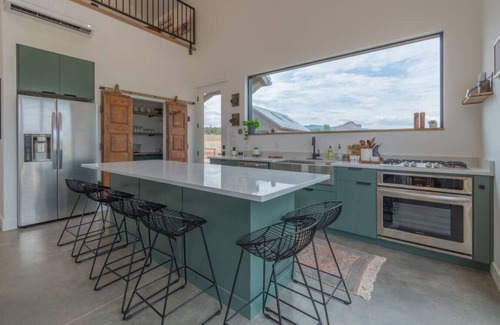 New Harmony House | New Harmony Astoa Etxea: MTR