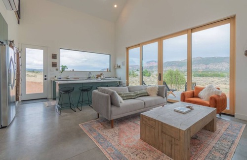 New Harmony House | New Harmony Astoa Etxea: MTR