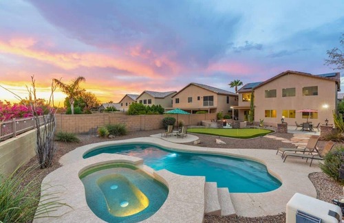 South Mountain House | *NEW* Heated Pool & Hot Tub Cozy Phoenix 4BR Oasis
