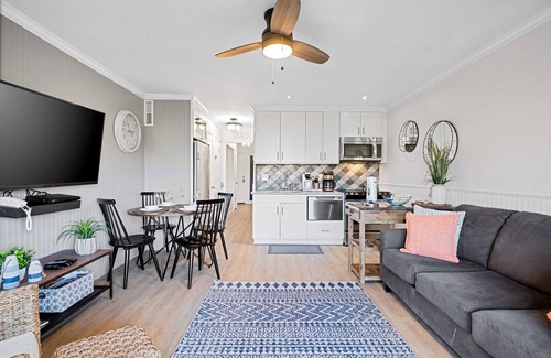 Folly Field Condo | NEW HHBT Property! Stunning 1 bedroom w/Beach Access! Monthly Rates Thru Feb!