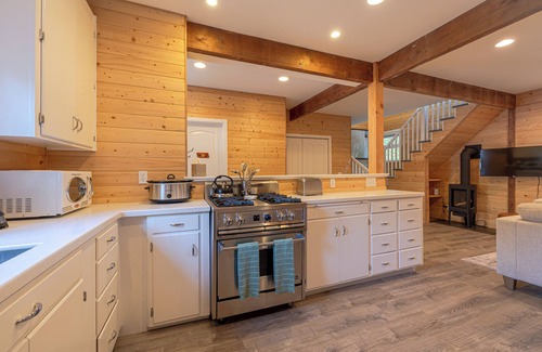 Port Angeles Cabin | NEW Hiker's Hideaway