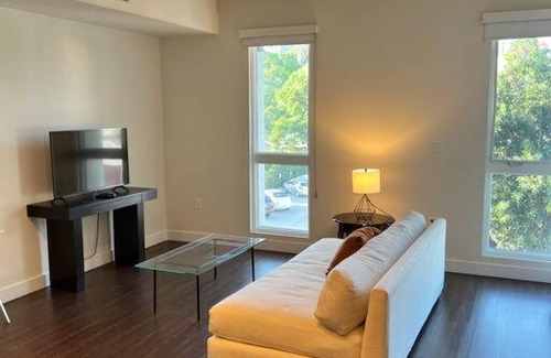 Beverly Hills Apartment | NEW Hollywood Sign View-Studio: Pool, Parking, Gym