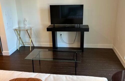 Beverly Hills Apartment | NEW Hollywood Sign View-Studio: Pool, Parking, Gym