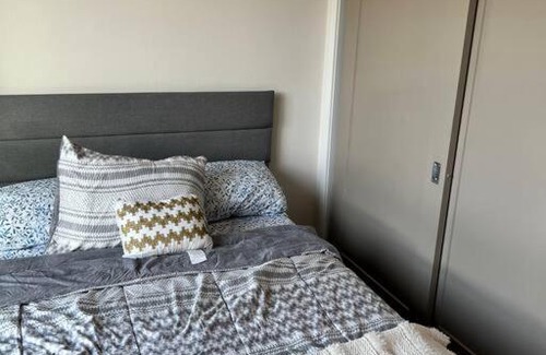 Beverly Hills Apartment | NEW Hollywood Sign View-Studio: Pool, Parking, Gym