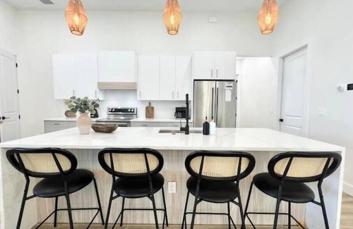 South Venice House | New home,mins to beach, heated pool,two kitch