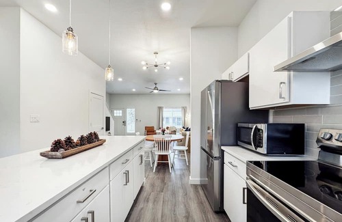 Denver Heights House | NEW Home Near BMT Grad 3 mi to Downtown & Riverwalk 1mi to Alamodome-FrostBank