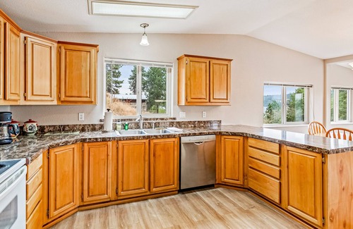 Harrison House | New home with amazing lake view - steps to town & Trail of the Couer d'Alenes