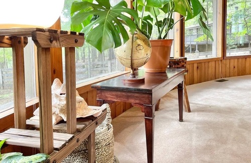 The Woods Resort | NEW & HOT! Huge, Dog-Friendly, Mid-Century Fabulous rancher