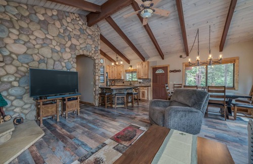 Dorrington Cabin | *NEW HOT TUB* DOG FRIENDLY, 4 BR IN BIG TREES VILLAGE W/FREE ACCESS TO BTV REC C