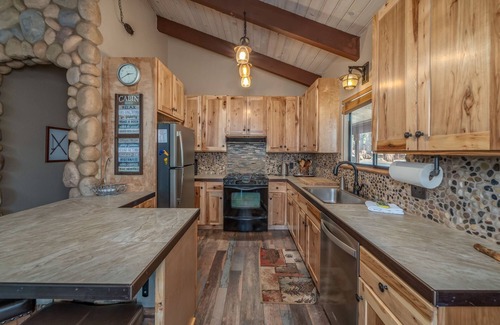 Dorrington Cabin | *NEW HOT TUB* DOG FRIENDLY, 4 BR IN BIG TREES VILLAGE W/FREE ACCESS TO BTV REC C