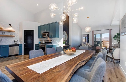 Park City House | New! Huge Family Retreat near Deer Valley Ski Gondola w/Hot Tub and Lake Views