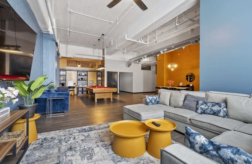 North Oakland Apartment | *New* Huge! Spacious 3 Bedroom in Oakland that sleeps 12! over 3000+ sq ft