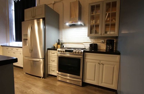 North Oakland Apartment | *New* Huge! Spacious 3 Bedroom in Oakland that sleeps 12! over 3000+ sq ft