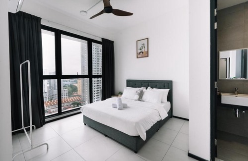 George Town Apartment | NEW Infinity Pool 3 Bedrooms 2 Carparks