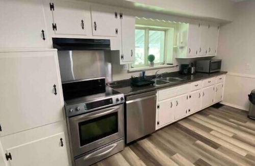 Erie House | New & Inviting: Your Dream Stayn