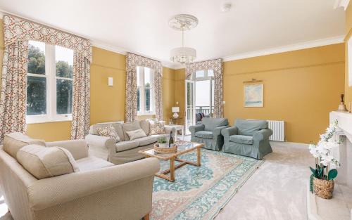 Shanklin Apartment | NEW JULY 2025 - Grand Clifftop Duplex with Panoramic Views, Games Room & Stylish Interiors in Shanklin Old Village