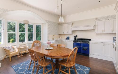 Shanklin Apartment | NEW JULY 2025 - Grand Clifftop Duplex with Panoramic Views, Games Room & Stylish Interiors in Shanklin Old Village