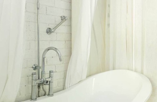 Haynes Area Apartment | NEW King Bed | Clawfoot Bathtub | Fires | Hot Tub