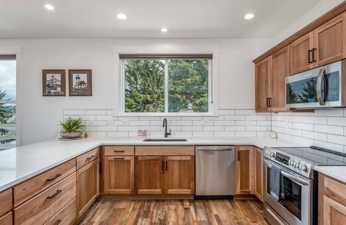 Florence House | New Listing! Beautiful upscale bay view home, gas grill, game room, pet friendly