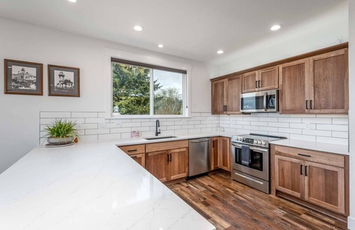 Florence House | New Listing! Beautiful upscale bay view home, gas grill, game room, pet friendly